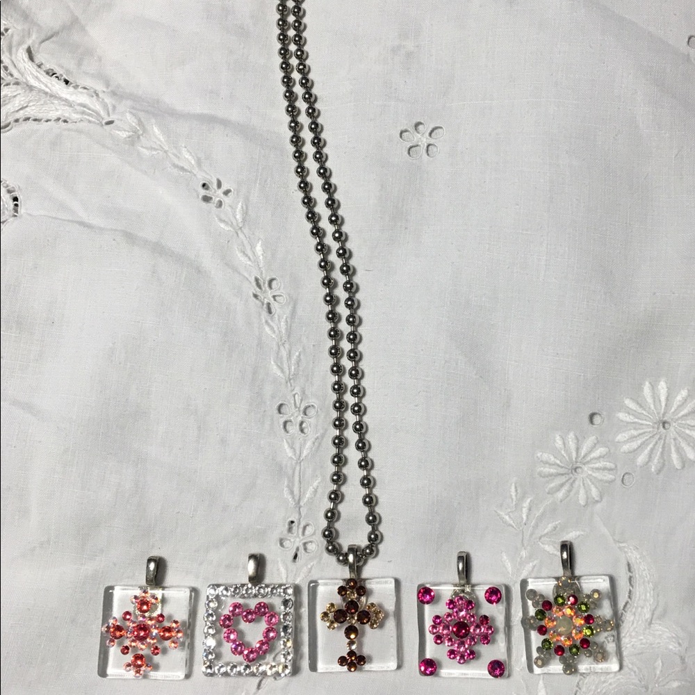 Necklace pendant with 5 interchangeable pendants.